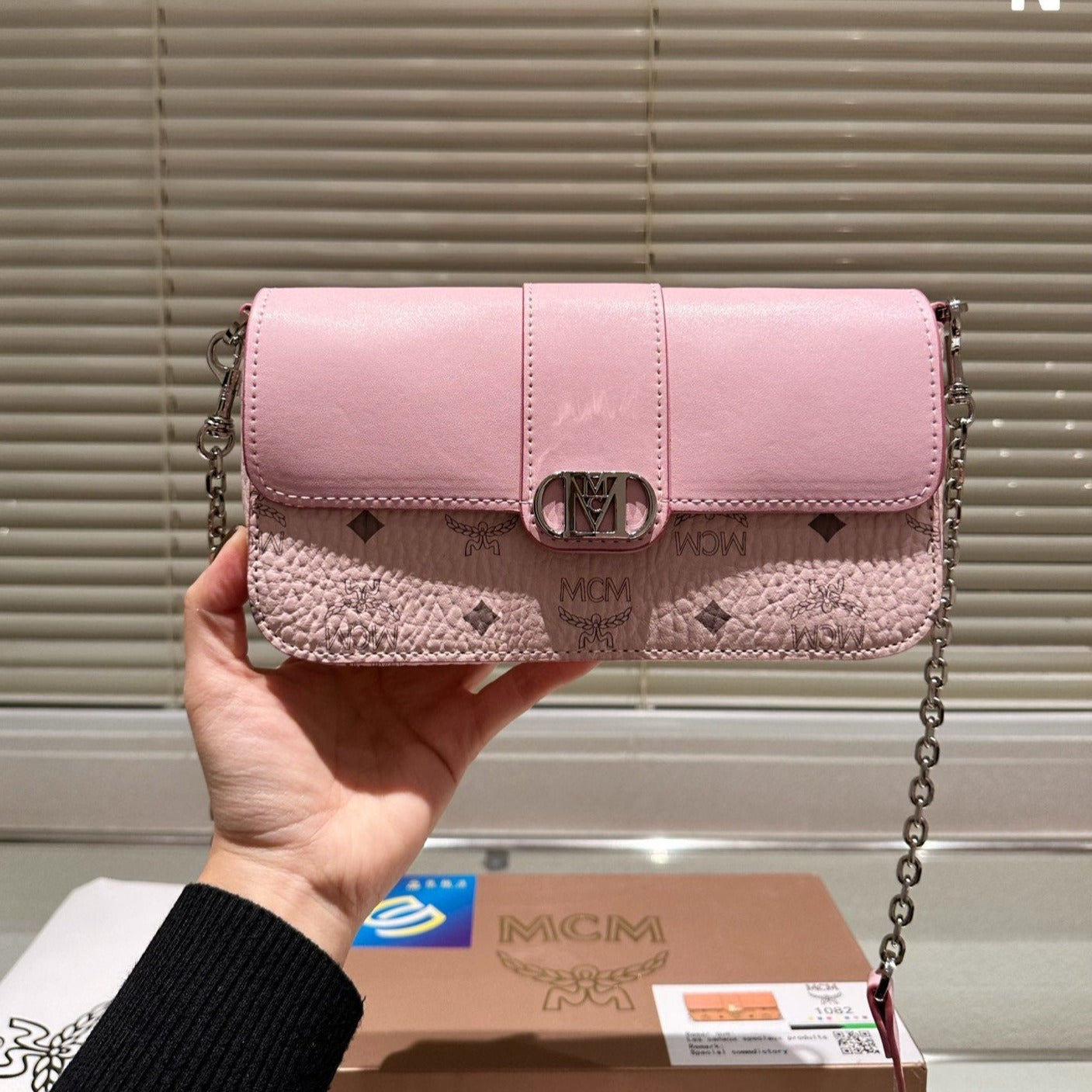 M new classic shoulder bag